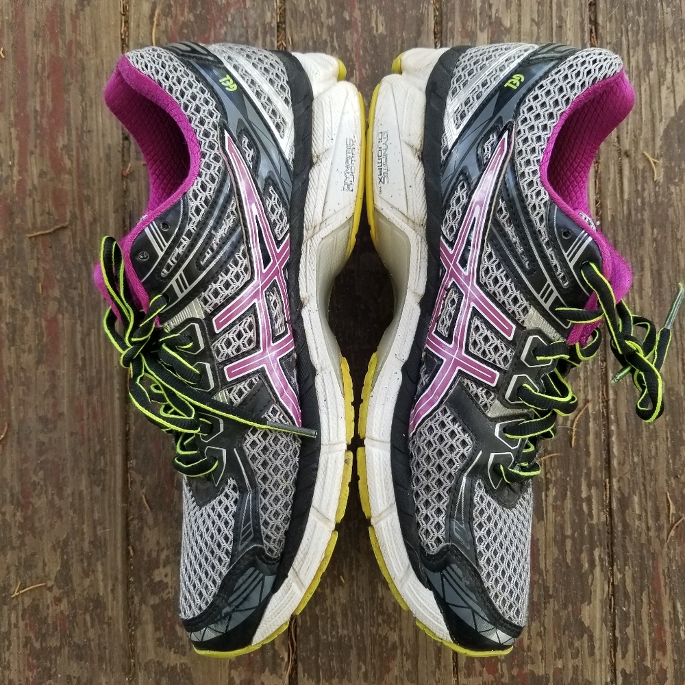 Women's ASICS gel GT 2000 shoes sz 9